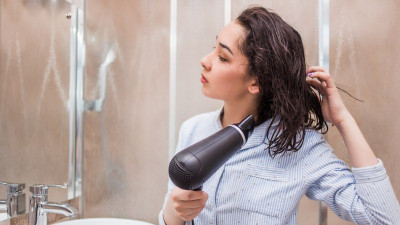 6 Kesalahan saat Mengeringkan Rambut